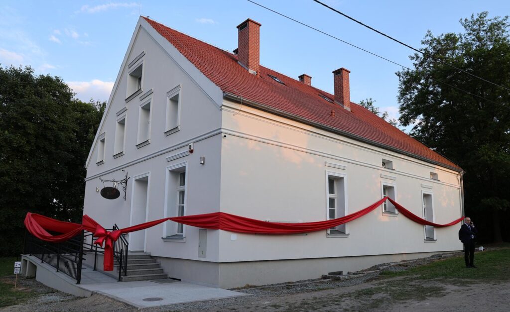 Budynek owinięty czerwoną wstęgą