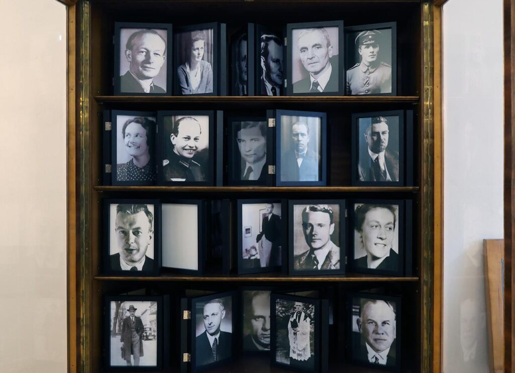 Eine Vitrine mit alten Fotos.