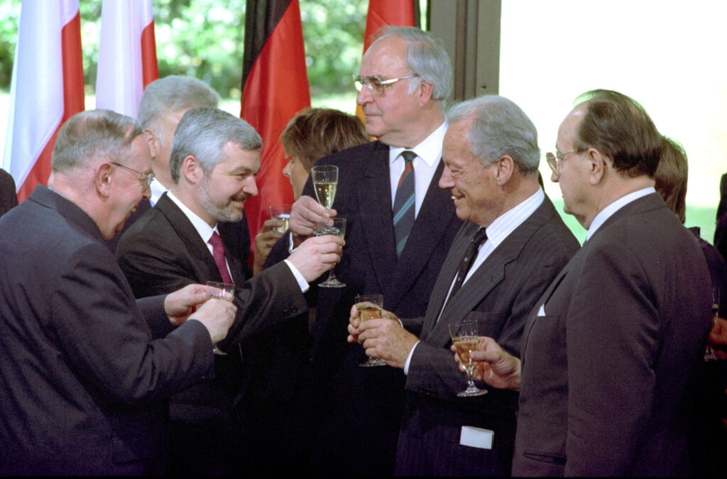 Helmut Kohl und Jan Krzysztof Bielecki erheben ihre Gläser