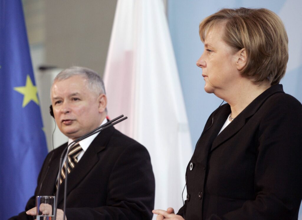 Były premier Jarosław Kaczyński podczas wspólnej konferencji prasowej z Angelą Merkel
