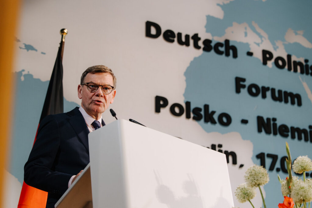 Bundesminister Wadephul redet ins Mikrophon