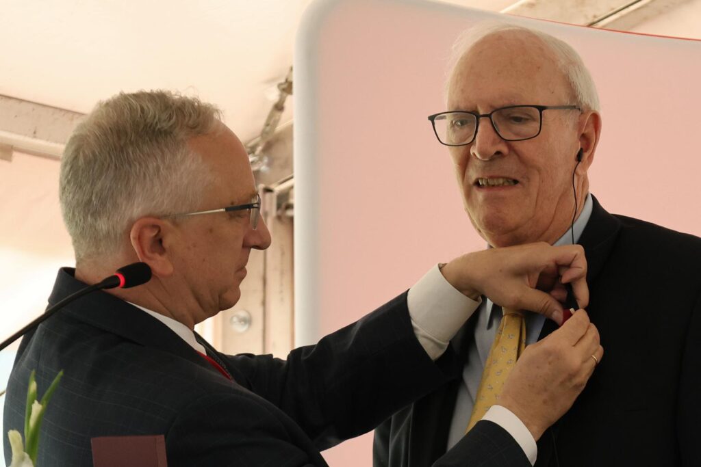 Ambasador wpina odznakę w klapę marynarki hrabiego von Moltke