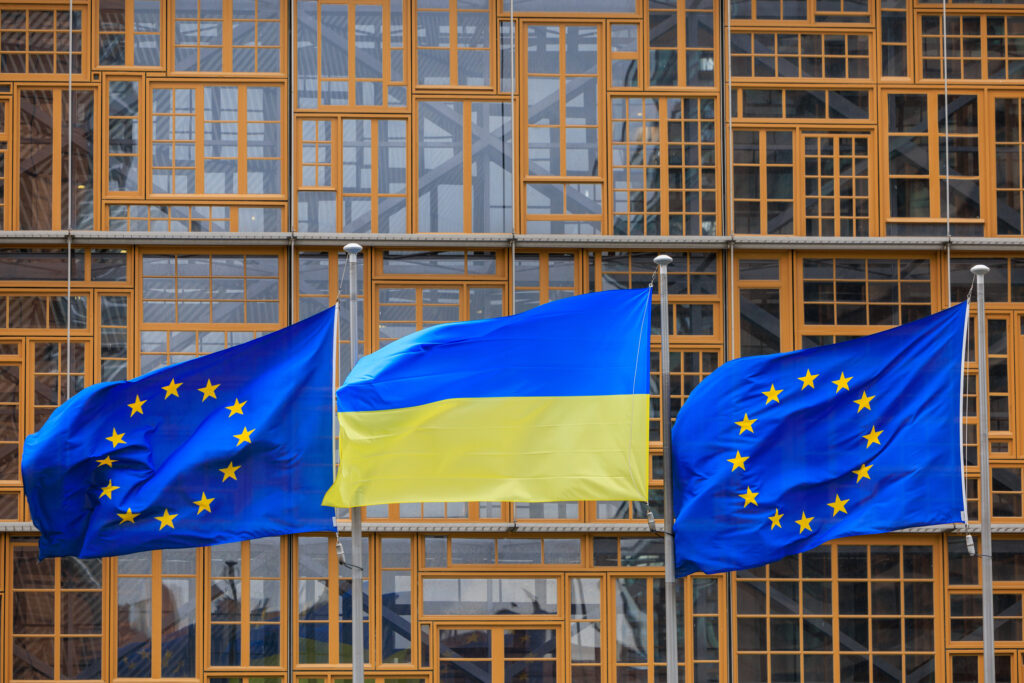 Flaggen der EU und der Ukraine