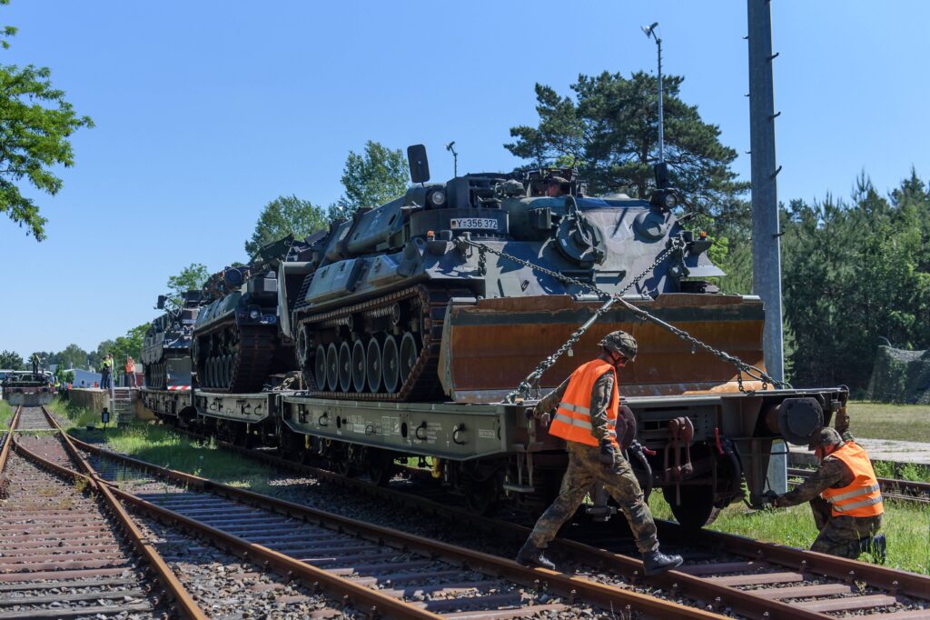 Ein Panzer wird mit dem Zug transportiert