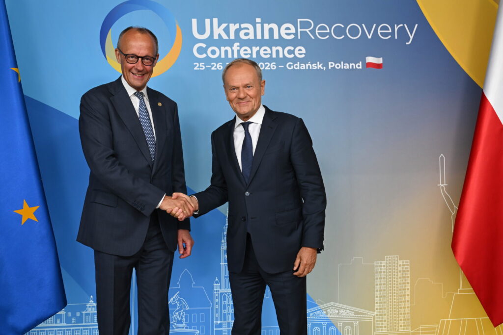 Merz i Tusk podają sobie dłonie i pozują do zdjęcia