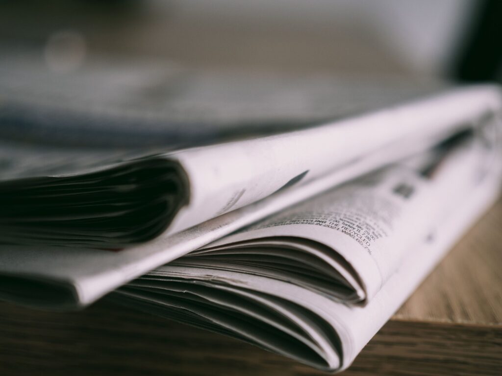 Eine Zeitung liegt auf dem Tisch