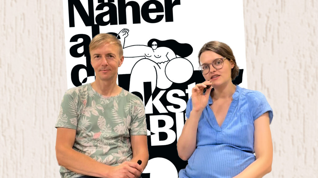 Ein Man und eine Frau sitzen nebeneinander
