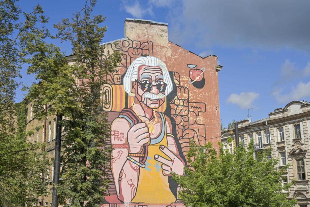 Mural przedstawiający mężczyznę.