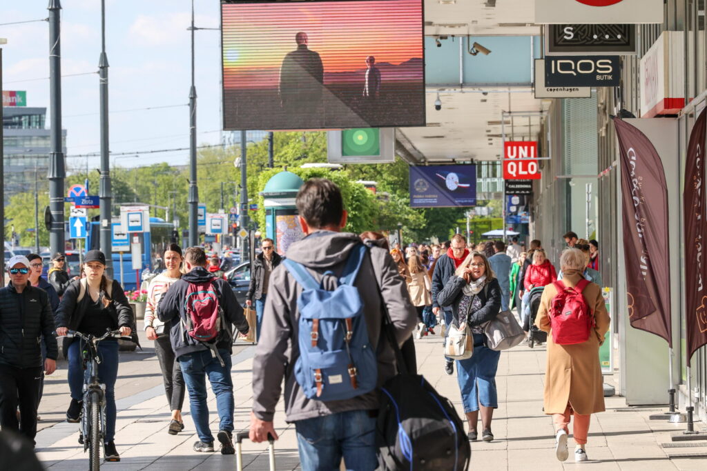 Ludzie na ulicy Marszałkowskiej w centrum Warszawy