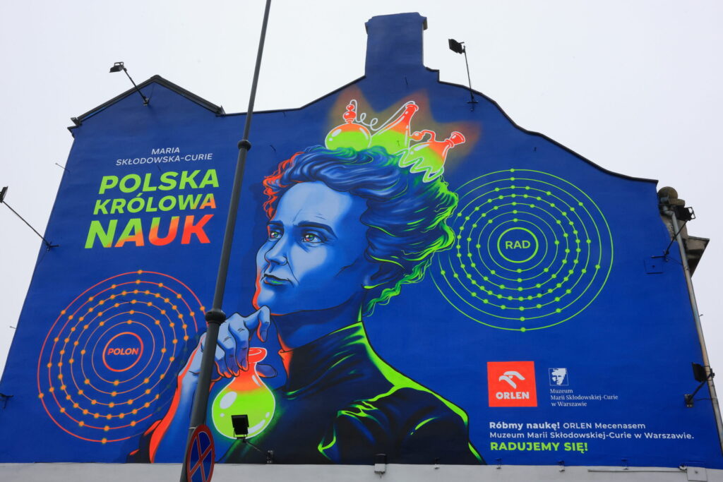 Malowidło na fasadzie budynku przedstawiające kobietę.