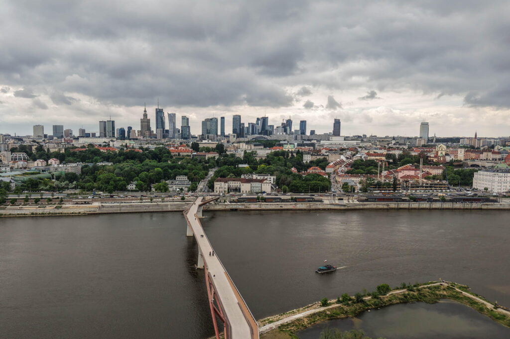 Widok na Wisłę i centrum Warszawy z wieżowcami 