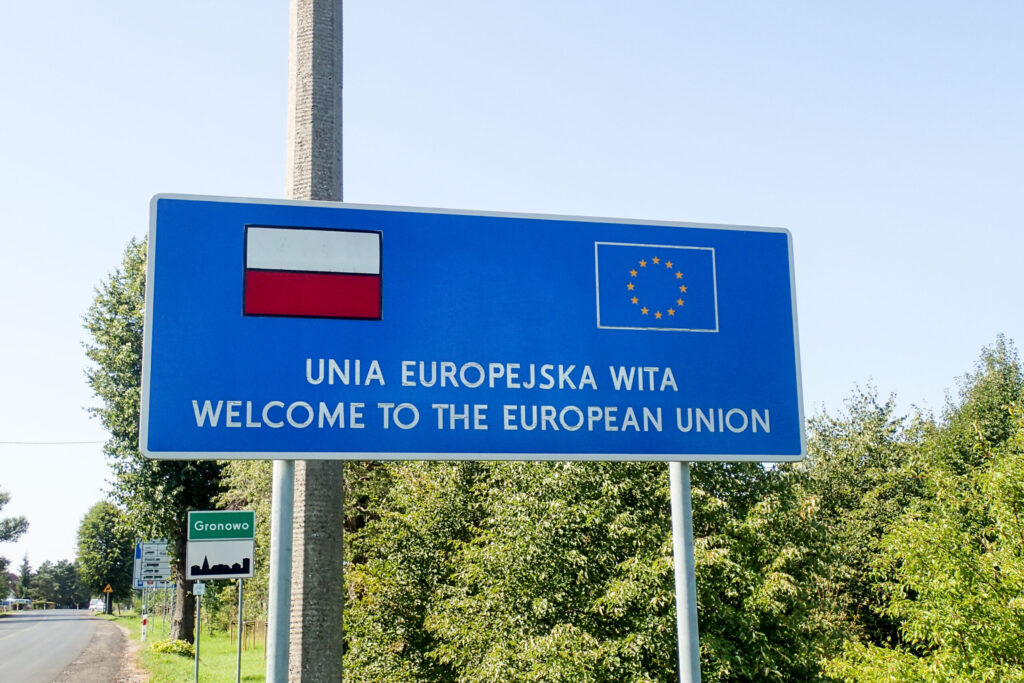 Ein Verkehrsschild mit der Aufschrift "Willkommen in der Europäischen Union" sowie den Flaggen Polens und der EU.
