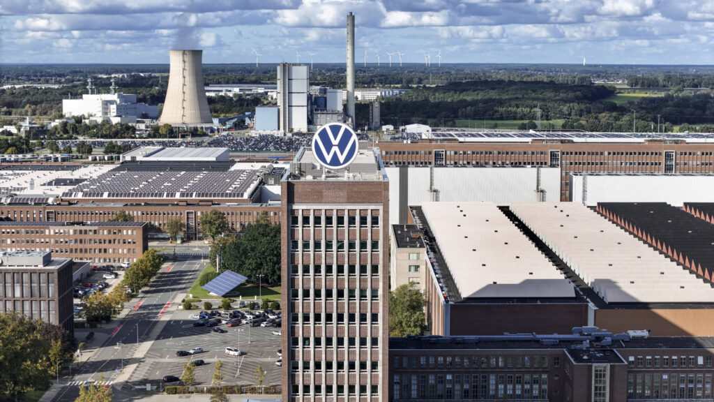 Ein Gebäudekomplex mit dem Logo von Volkswagen.
