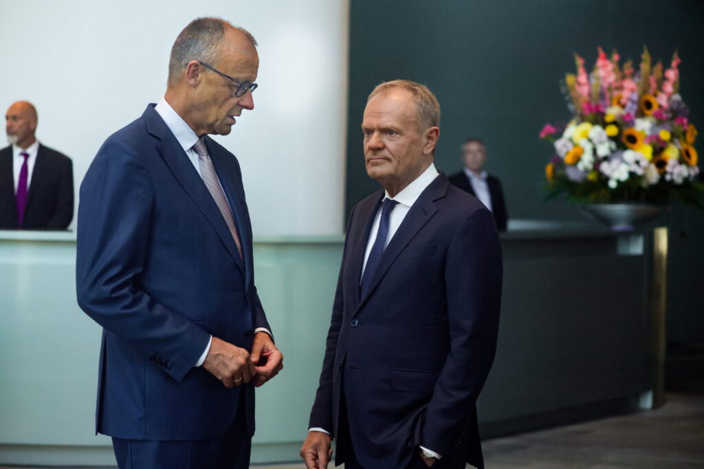 Premierminister Donald Tusk spricht mit dem deutschen Bundeskanzler Friedrich Merz