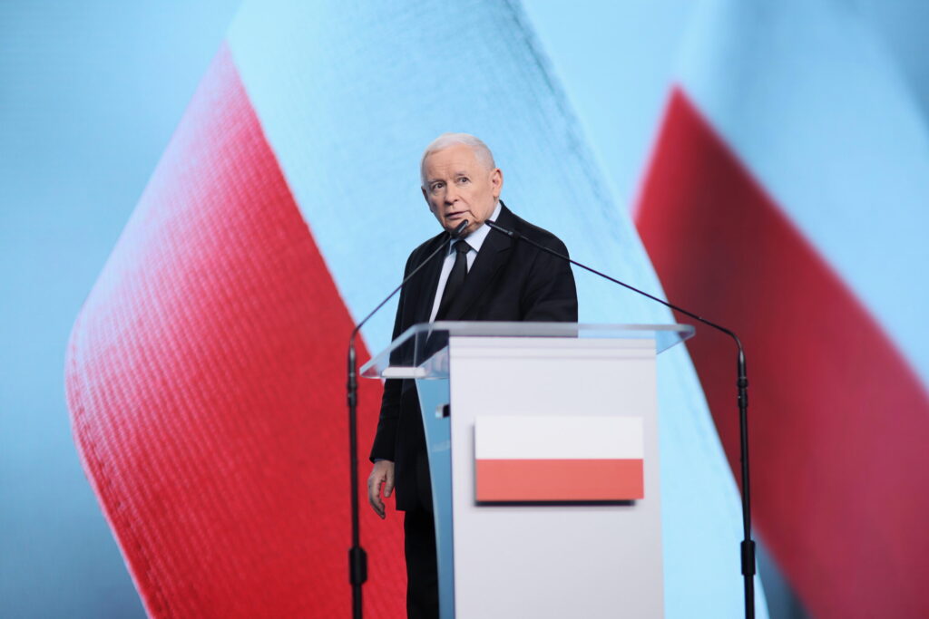 PiS-Vorsitzender Jarosław Kaczyński verlässt das Rednerpult mit unsicherer Miene