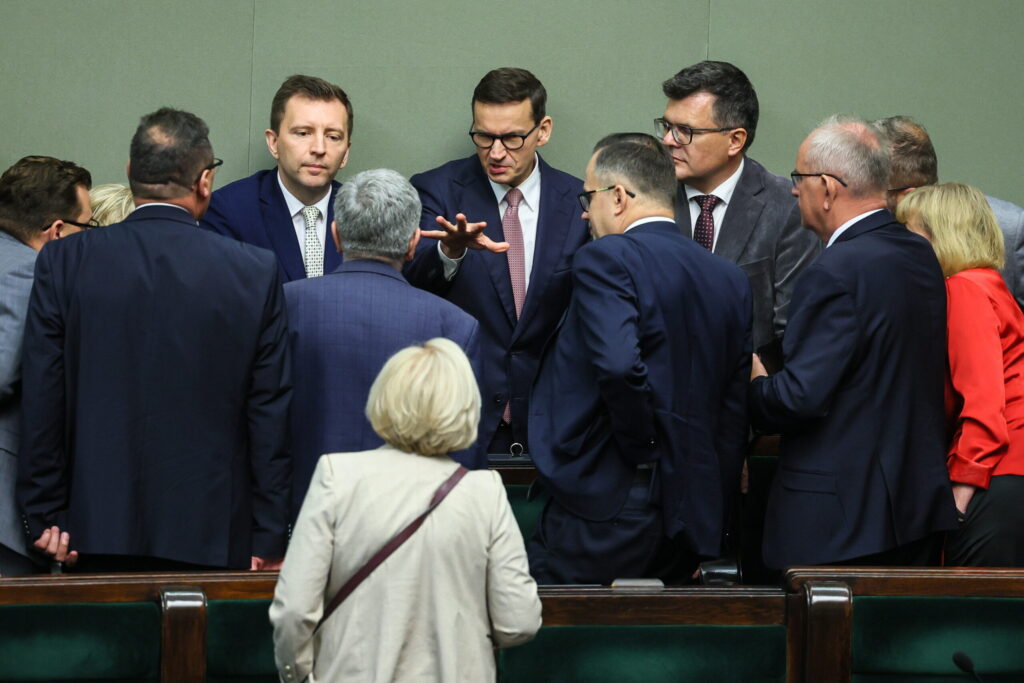 Der ehemalige Premierminister Mateusz Morawiecki spricht im Sejm-Saal mit einer Gruppe von Parlamentariern