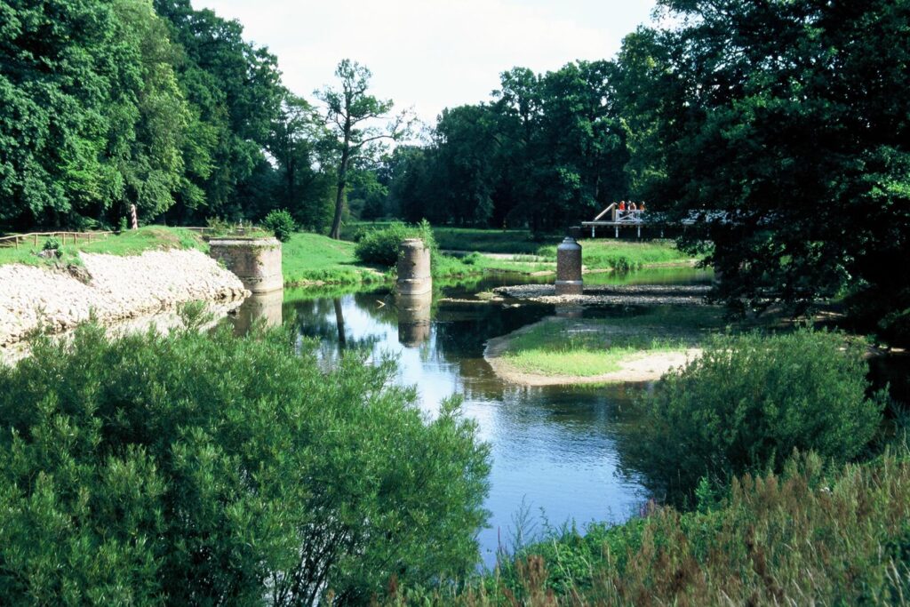 Überreste der alten Brücke im Flussbett
