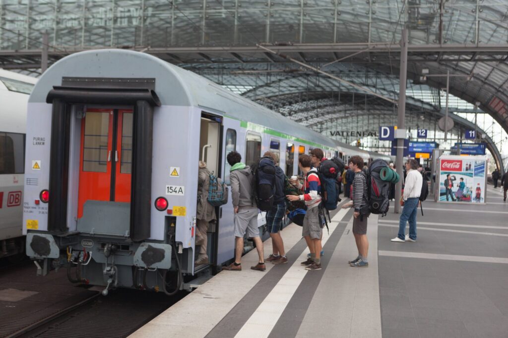 Menschen steigen in einen Zug ein.