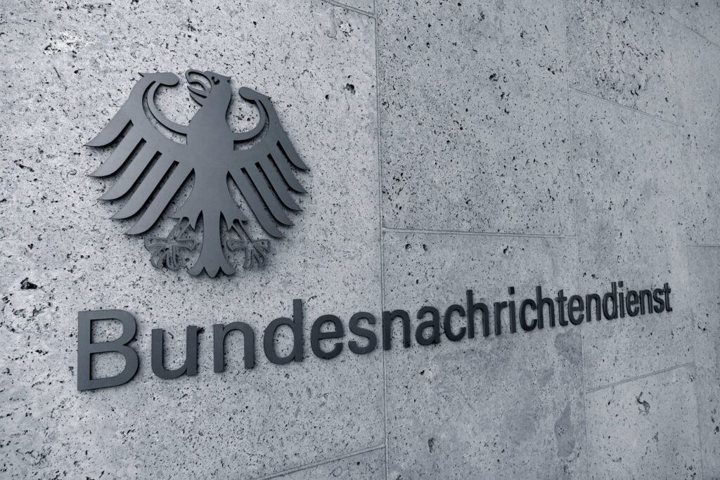 Die Zentrale des deutschen Auslandsnachrichtendienstes in Berlin: der große Schriftzug „Bundesnachrichtendienst“ und der Bundesadler an der Wand