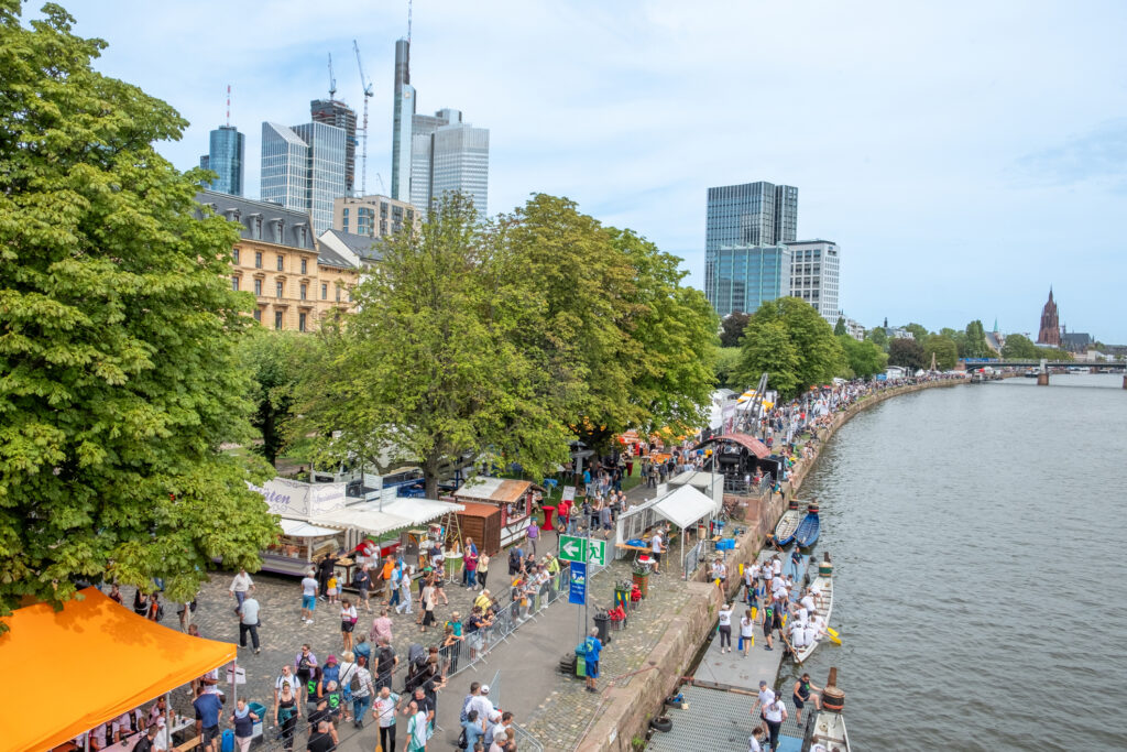 Ein Volksfest an einer Uferpromenade.