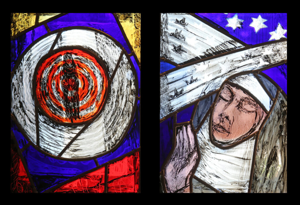 Buntglasfenster mit einer Frau, der heiligen Hildegard von Bingen.