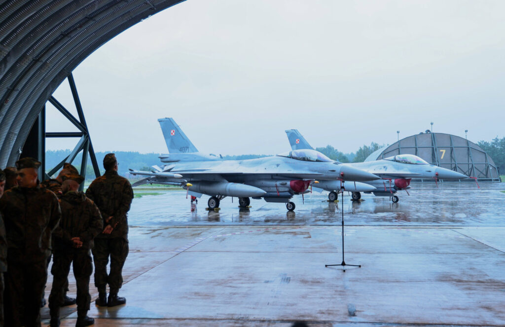 Kampfjets stehen auf dem Vorfeld eines Militärflugplatzes