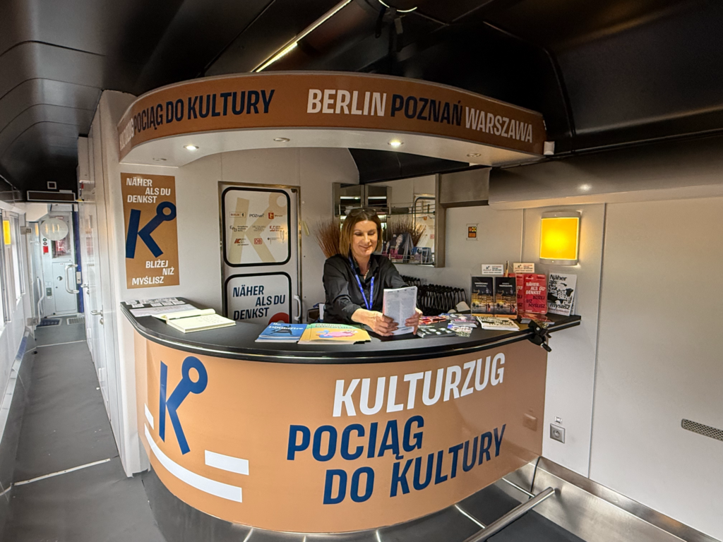 Infostand des Projekts Kulturzug im Waggon.