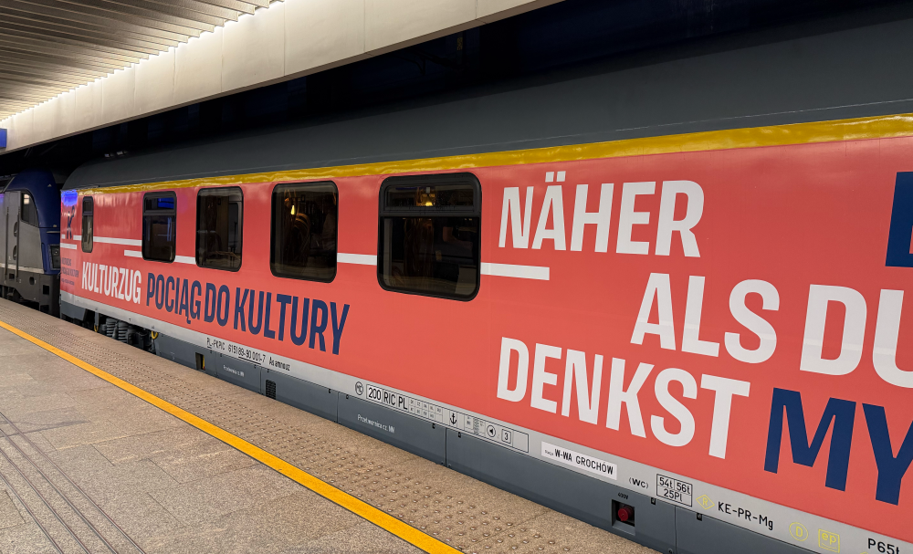 Ein Waggon mit der Aufschrift „Kulturzug“ steht am Bahnsteig.