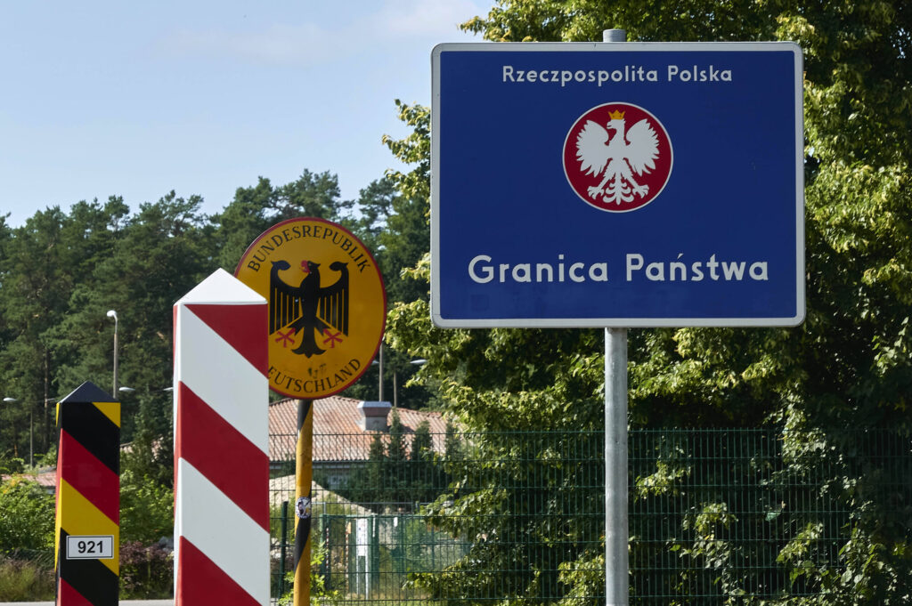 Grenzpfosten Polen und Deutschland und das Schild mit der polnischen Grenze.