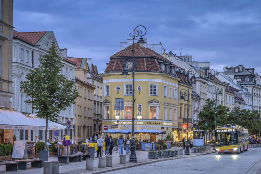 Eine lebendige Stadt in der Abenddämmerung.