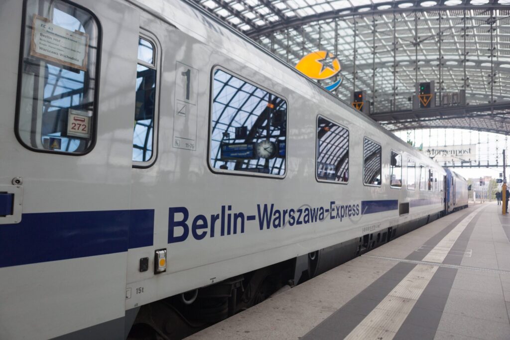 Der Berlin-Warschau-Express steht am Bahnsteig.