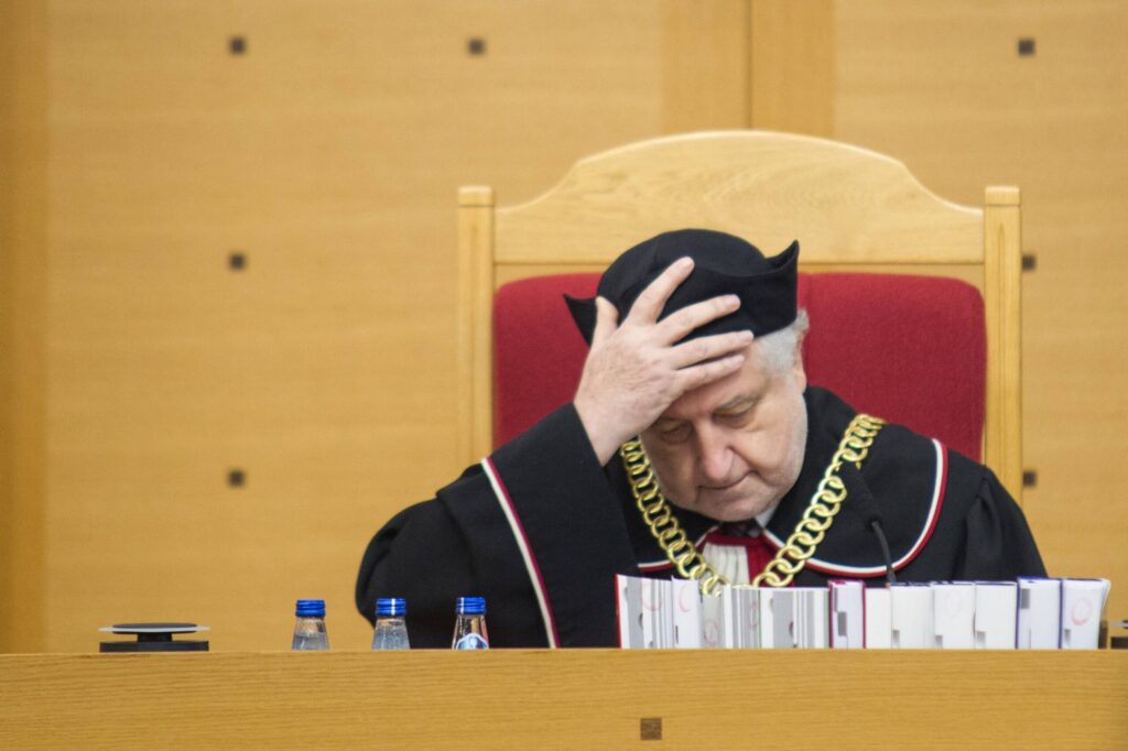 Ein Richter in einer Robe sieht besorgt aus.