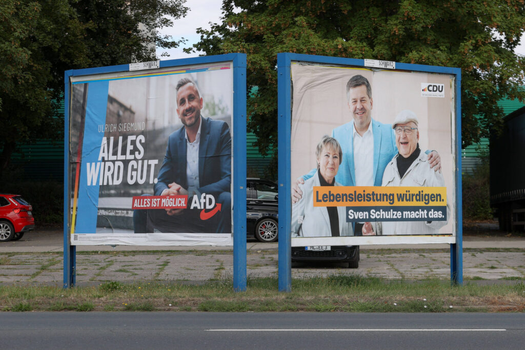 Zwei Tafeln mit Wahlwerbung für Sachsen-Anhalt.