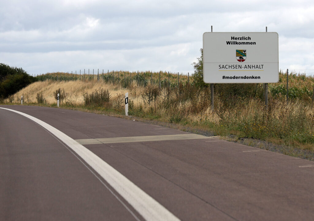 Eine Autobahn mit einem Willkommensschild von Sachsen-Anhalt