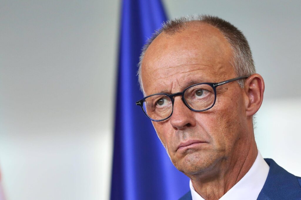 Bundeskanzler Friedrich Merz sieht besorgt aus.