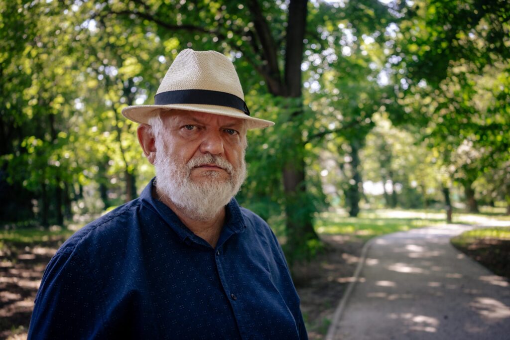 Porträt von Marek Sztark in einem Park
