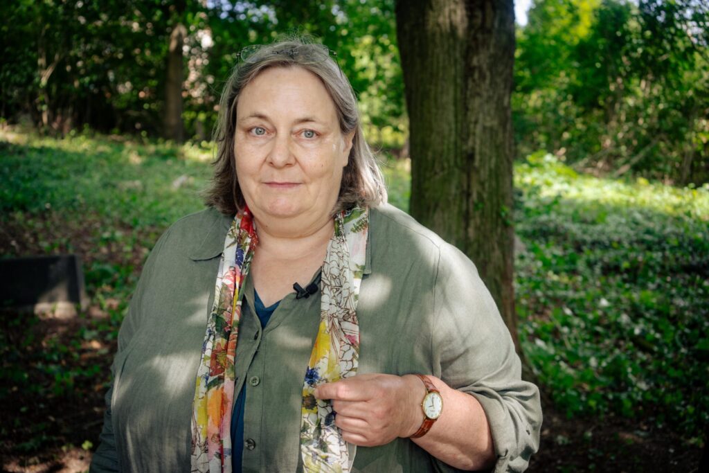 Portret Ingrid Schnabel-Mumme na dawnym cmentarzu niemieckim w Bystrzycy (niem. Wiesenthal)
