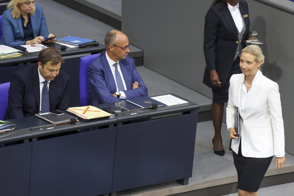 Die Regierungsbank im Bundestag, an der Oppositionsführerin Alice Weidel (AfD) vorbeigeht.