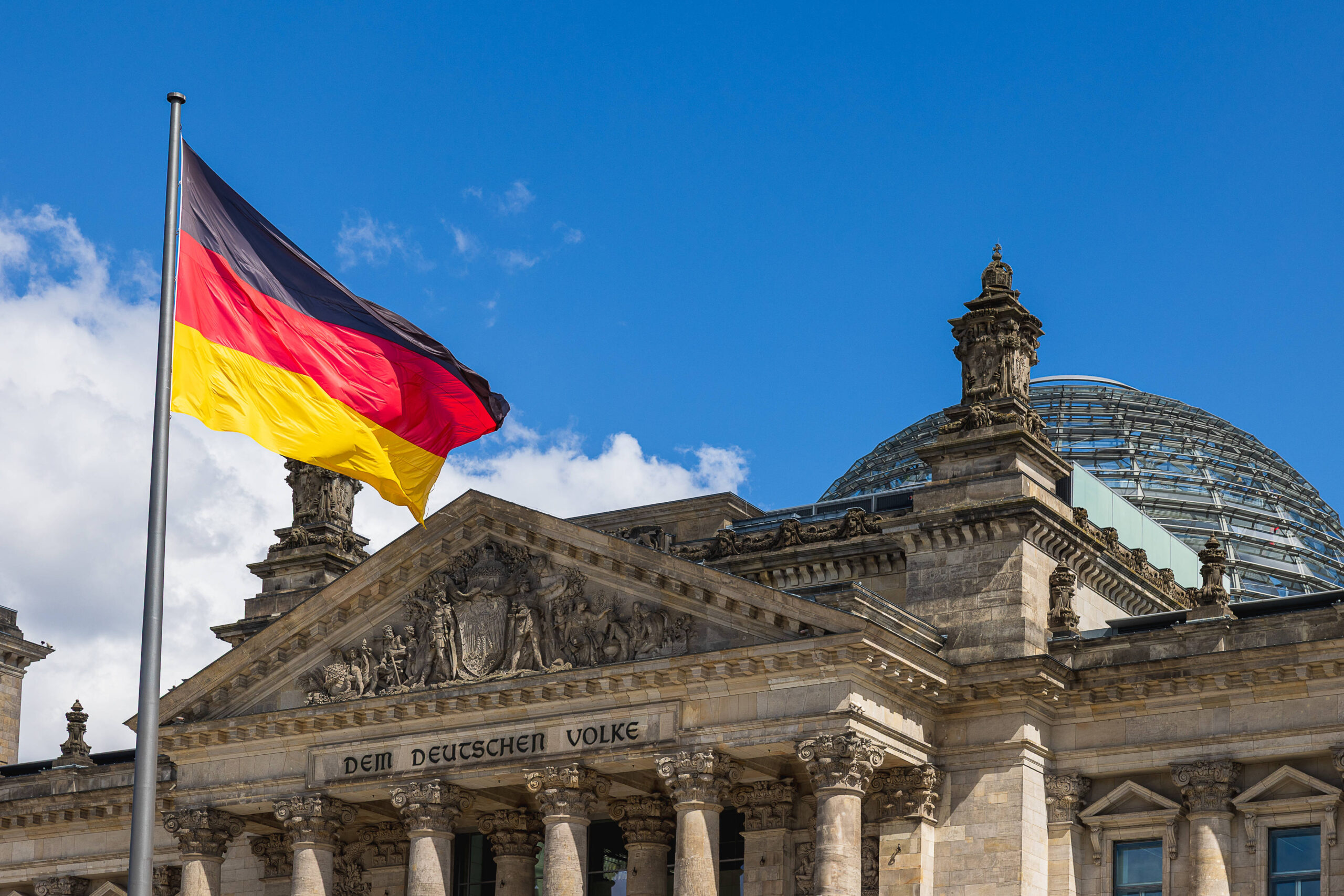 Deutschland-Fahne vor dem Reichstagsgebäude in Berlin.