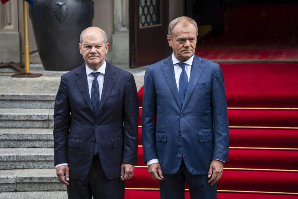 Olaf Scholz und Donald Tusk posieren für ein Foto.