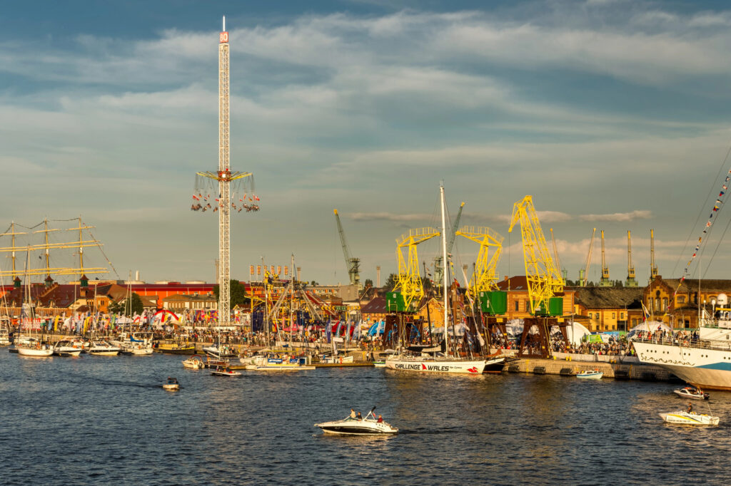 Boote, Schiffe und Zuschauer im Hafen von Stettin während der The Tall Ships Races