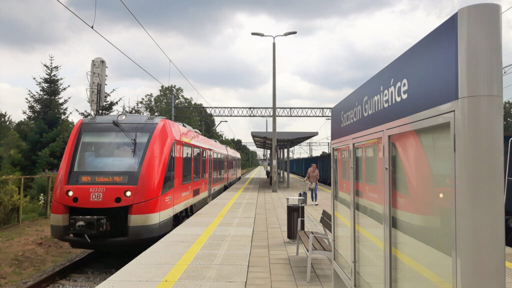 Ein roter Regionalzug der Deutschen Bahn am Bahnhof Stettin-Gumieńce.