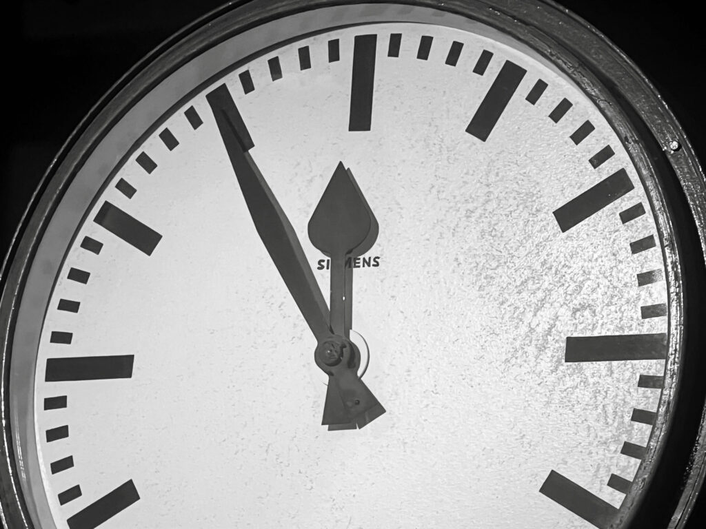 Eine alte Uhr zeigt Fünf vor Zwölf
