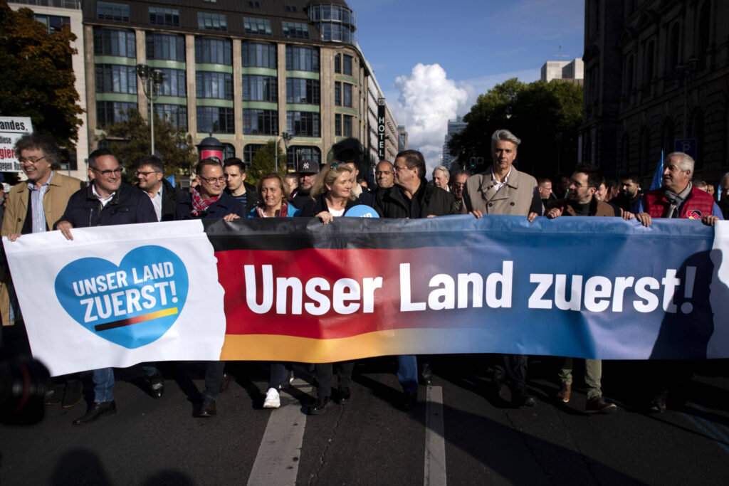 Eine Demonstration. Auf den Transparenten steht: Deutschland zuerst, Unser Land zuerst.