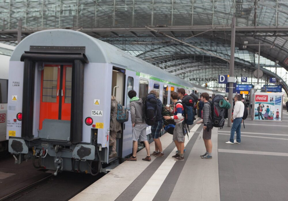 Menschen steigen in einen Zug ein.
