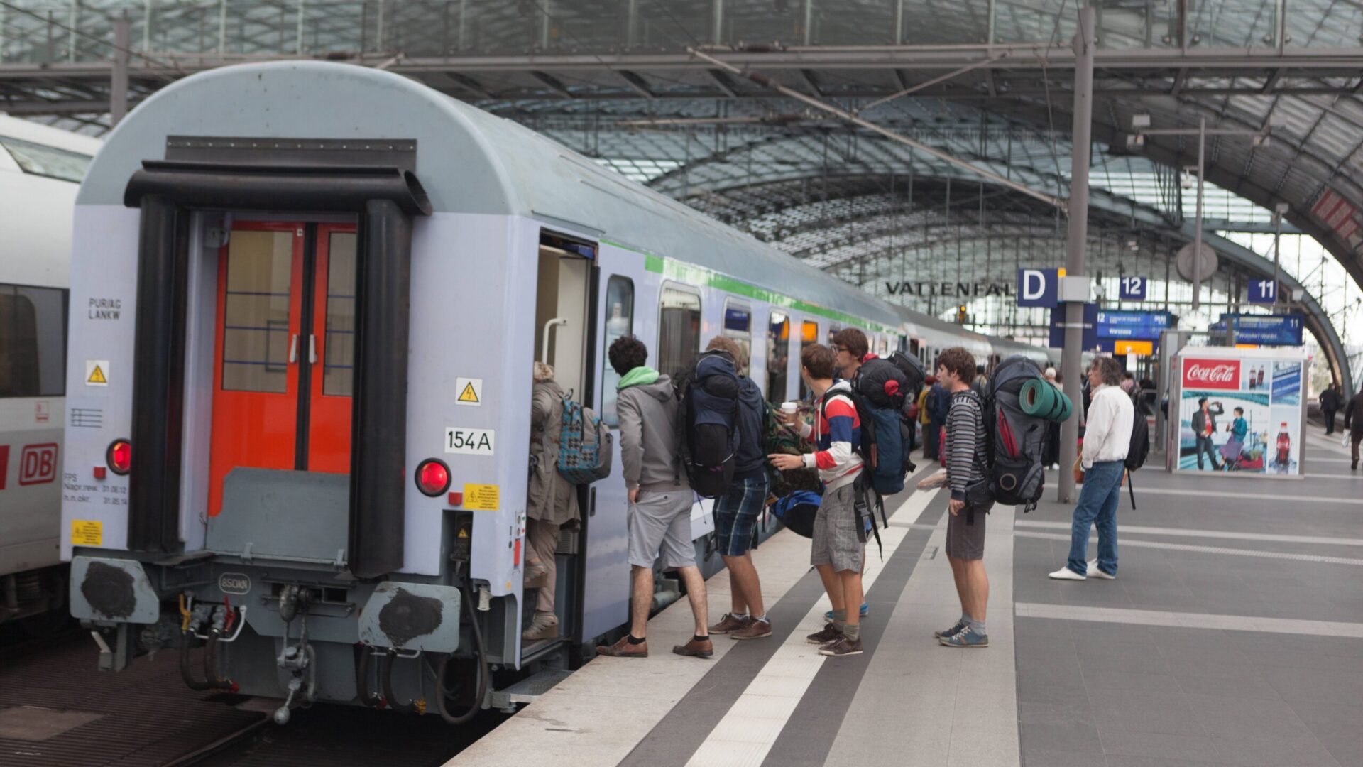 Menschen steigen in einen Zug ein.