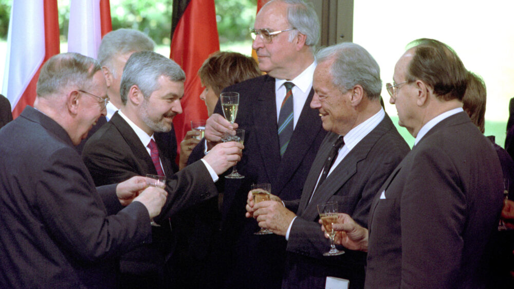 Helmut Kohl und Jan Krzysztof Bielecki erheben ihre Gläser