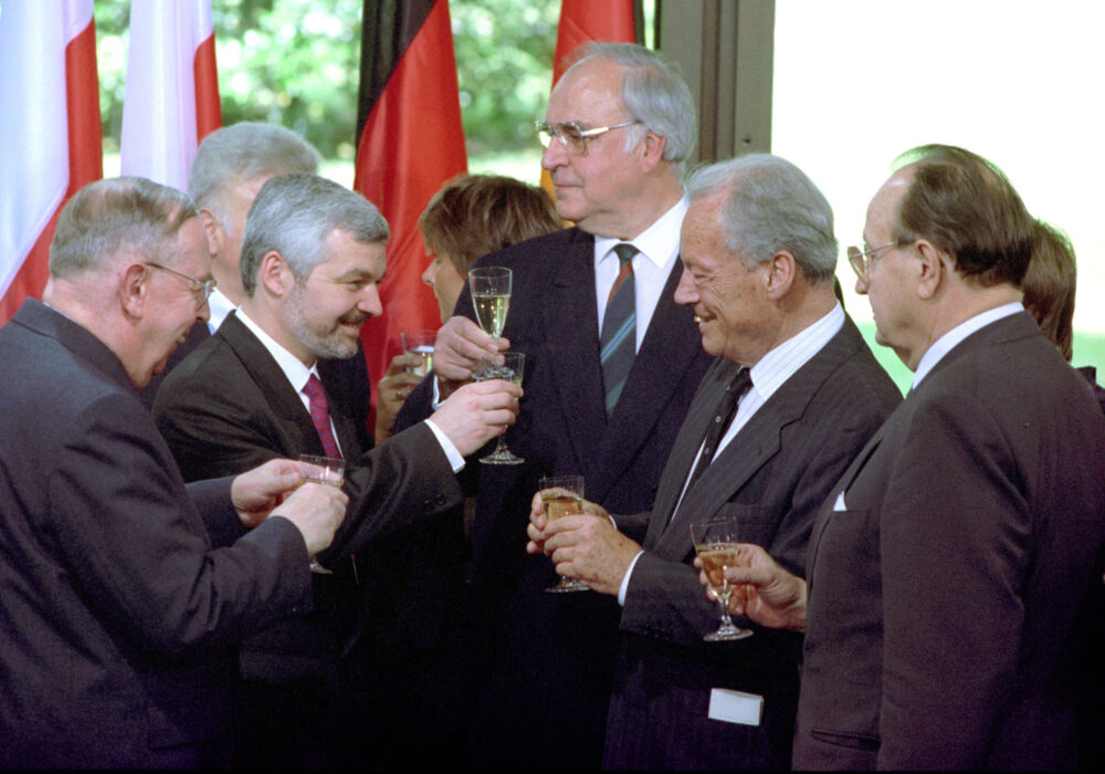 Jan Krzysztof Bielecki i Helmut Kohl wznoszą toast