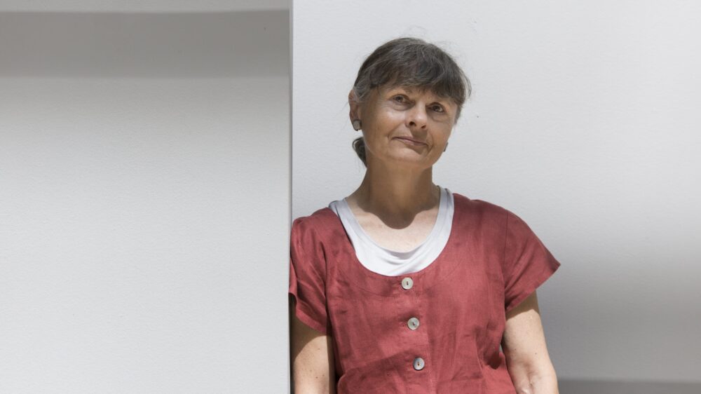 Eliza Borg stoi oparta o ścianę