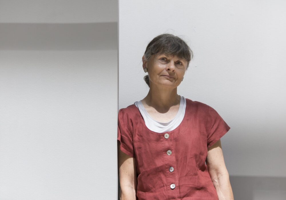 Eliza Borg stoi oparta o ścianę